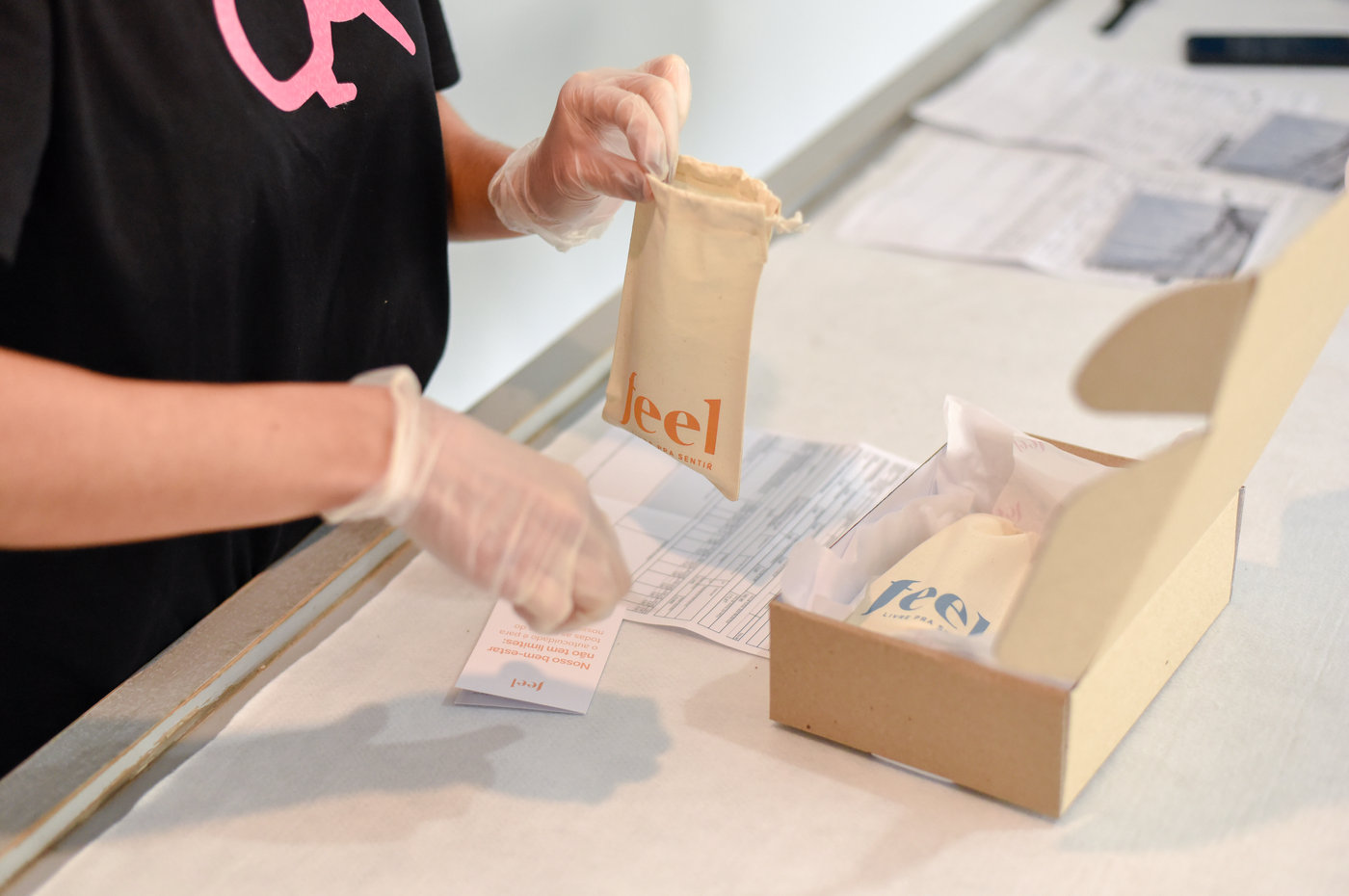 Equipe KiwKiw preparando pedidos na operação logística